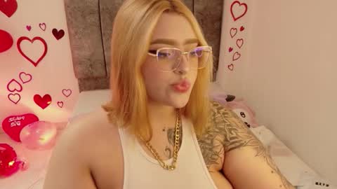 missevans_ online show from February 18, 4:51 pm