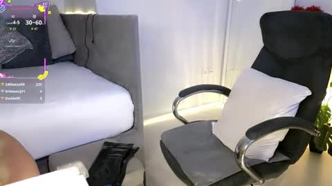 Mia online show from December 3, 7:14 pm