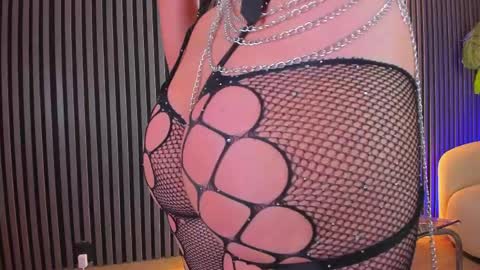 Miss Obsidian online show from April 8, 8:45 pm