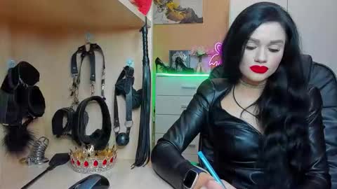 Snapshot of mistress_kristi chatting on October 21, 7:17 pm Mistress Kristi online show from October 21, 7:17 pm