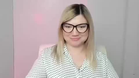 Molly online show from October 19, 12:10 pm