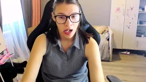  KIRA  online show from September 27, 4:32 am