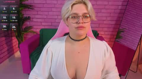 Snapshot of monikasweetie chatting on October 23, 10:06 am Monica online show from October 23, 10:06 am