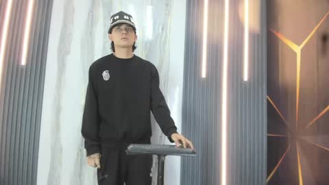 monky_0002 online show from June 4, 11:11 pm