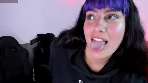 Snapshot of monse_luu chatting on October 4, 4:43 am monse_luu online show from October 4, 4:43 am