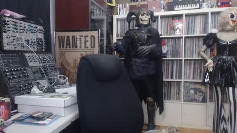 Muziknerd online show from May 3, 5:13 am