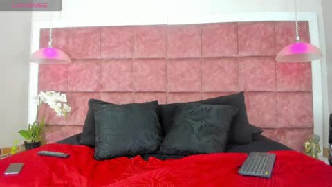 mxli_divine_ online show from March 17, 8:58 pm