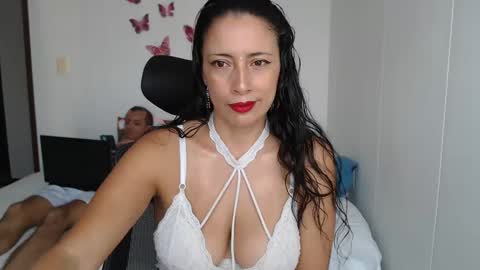 Snapshot of myc_sw_couple chatting on January 18, 10:28 pm mary and charlie online show from January 18, 10:28 pm