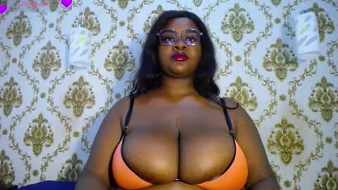 Snapshot of nahybig_boobs chatting on October 22, 8:54 pm Karatbby online show from October 22, 8:54 pm