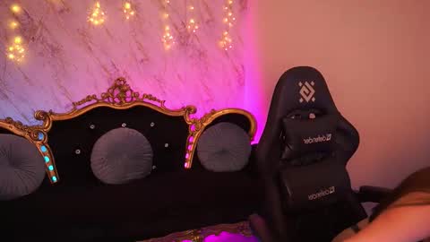 naomibaae online show from January 13, 10:39 pm