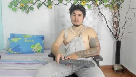 Snapshot of narciso_kh chatting on October 19, 10:25 pm deibyd online show from October 19, 10:25 pm