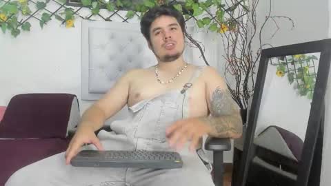 Snapshot of narciso_kh chatting on October 15, 2:15 am deibyd online show from October 15, 2:15 am