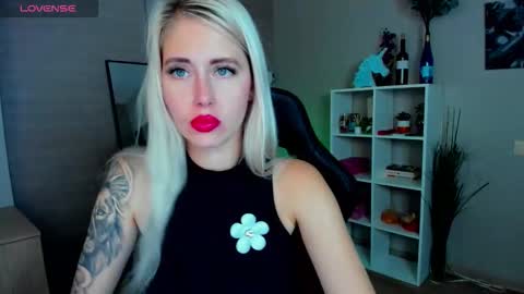 Snapshot of nastasya_cute chatting on September 19, 1:43 am Nastya online show from September 19, 1:43 am