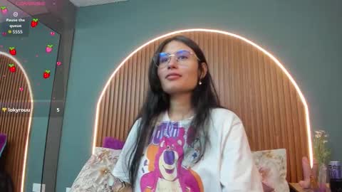 Snapshot of nayecloud chatting on September 19, 3:54 am Naye  online show from September 19, 3:54 am