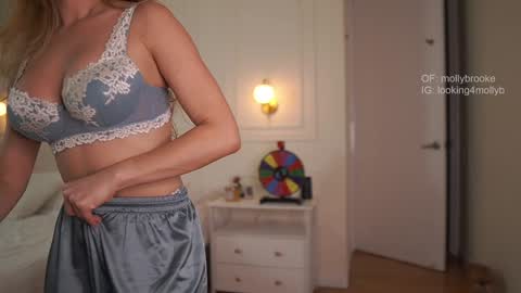 Snapshot of newmollybrooke chatting on September 16, 11:30 pm  all my links Here online show from September 16, 11:30 pm