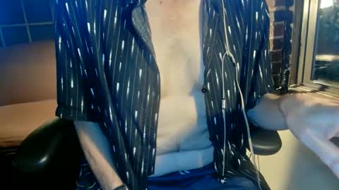 Snapshot of nfgwholoves2cum chatting on September 14, 2:58 am NFG Nice Friendly Guy Dick online show from September 14, 2:58 am