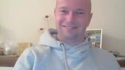 nick1990b online show from October 20, 5:29 pm