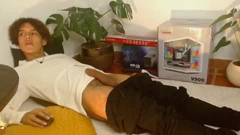 Snapshot of nickolas_moon chatting on December 27, 9:11 pm Nickolas Muoz online show from December 27, 9:11 pm