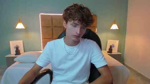 nicolasferrer18 online show from October 29, 9:04 pm