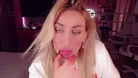Snapshot of nicole_g0ld_ chatting on October 26, 11:26 pm Nicole online show from October 26, 11:26 pm