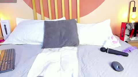 N i c o l e  online show from September 18, 8:24 pm