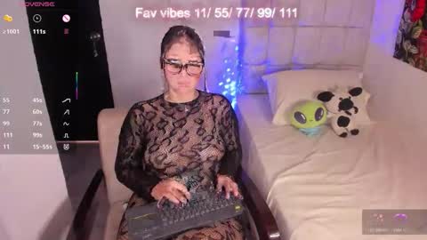 Nicol independent model online show from May 1, 3:17 pm