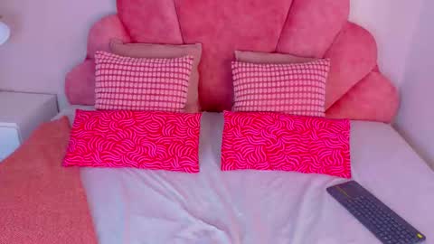 N I C O L E T  online show from January 12, 7:43 pm