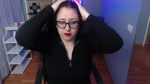 Nicolle  online show from August 4, 11:28 am