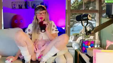 Snapshot of nikki_goldberg chatting on October 5, 9:50 am Kitty Chatte online show from October 5, 9:50 am