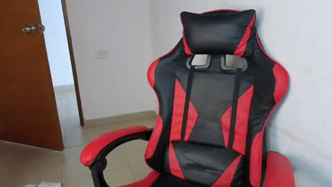 niklaus_wolf online show from April 8, 7:06 pm