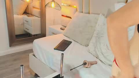 NOELLE online show from February 18, 7:13 pm