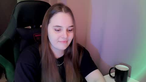 noir_ember_ online show from December 15, 12:34 pm