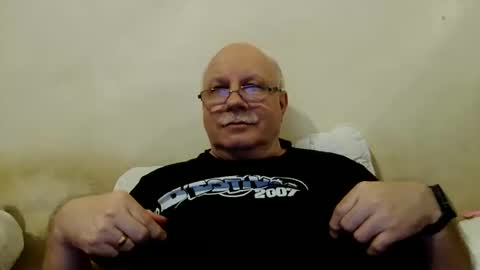 nukiss online show from December 10, 9:00 pm