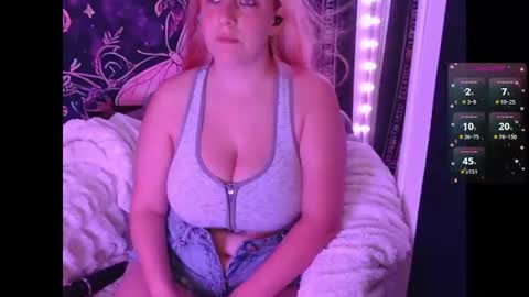 Vee online show from June 11, 6:39 pm