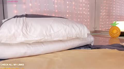 ohyesly_ online show from January 17, 10:35 am