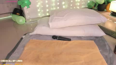 ohyesly_ online show from March 10, 10:30 am