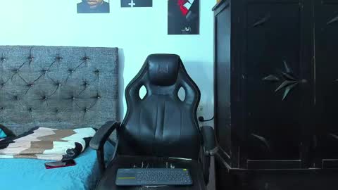 oliver_smith_2 online show from April 23, 7:37 pm