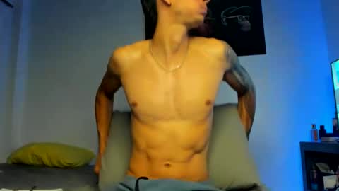 Snapshot of oliverbennet chatting on October 22, 2:15 am Oliver bennet online show from October 22, 2:15 am