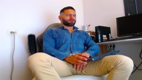 oliver online show from December 20, 6:15 pm