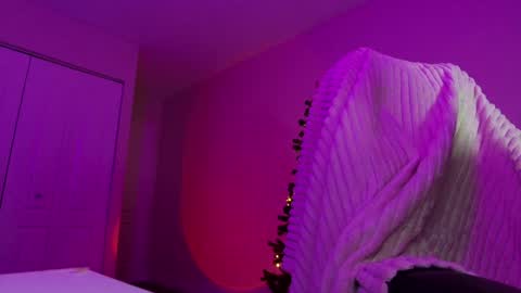 Olivia Owens online show from December 3, 9:28 am