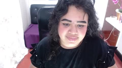 oliviia_cute online show from December 18, 1:23 am