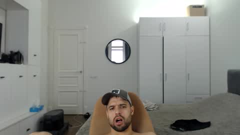 onebestlover online show from March 28, 11:11 am