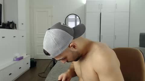 onebestlover online show from April 11, 8:29 am