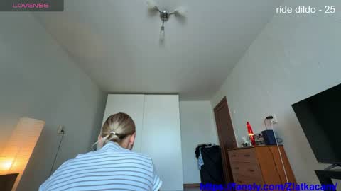 onezyzz1 online show from August 4, 4:30 am