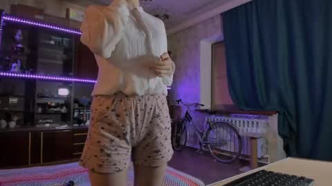 Ella online show from June 3, 3:28 pm