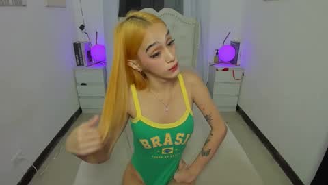 tiny girl wth big one online show from November 5, 6:04 am