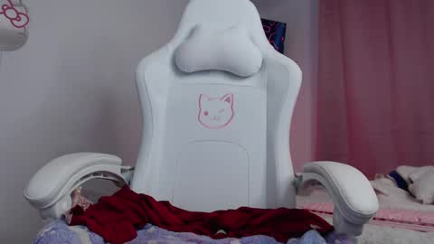 peacherry_ online show from March 4, 11:00 pm