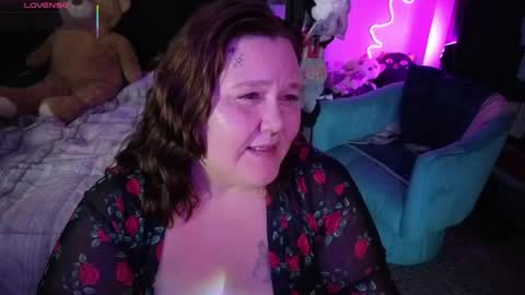 Peachy Nessa online show from May 12, 7:06 am