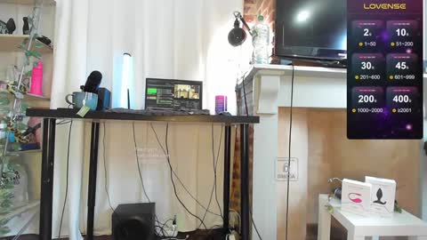 Snapshot of peachyym chatting on January 7, 10:33 am Help me to reach 200 thumbs up  online show from January 7, 10:33 am