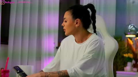 Dee online show from March 23, 2:33 pm